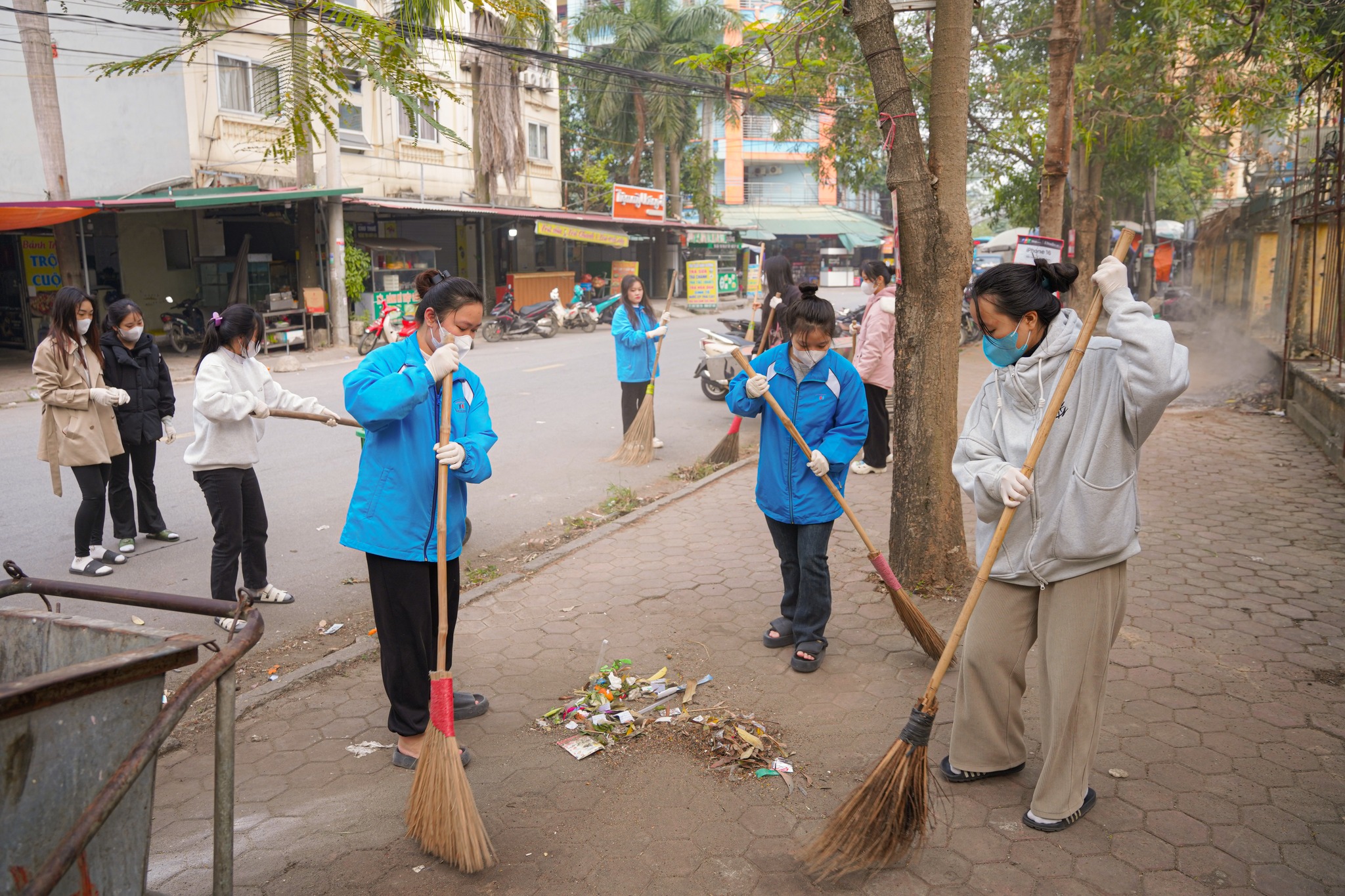 Ngày Chủ nhật xanh rực rỡ sắc màu tình nguyện tại HTU