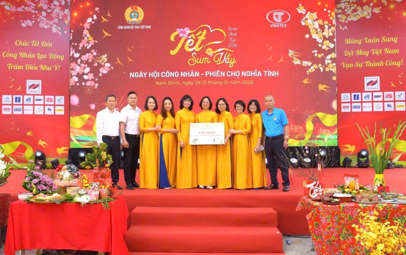 C:\Users\Administrator\Downloads\1737276033327510207 (1).jpg