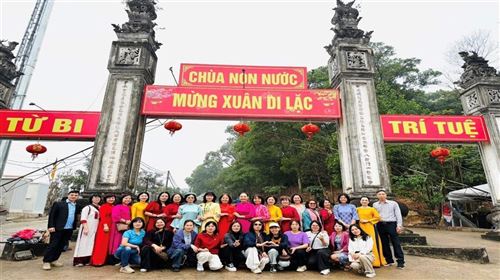 Công đoàn Trường Đại học Công nghiệp và Thương mại Hà Nội tổ chức du xuân, dâng hương tại Chùa Non Nước nhân dịp 8/3