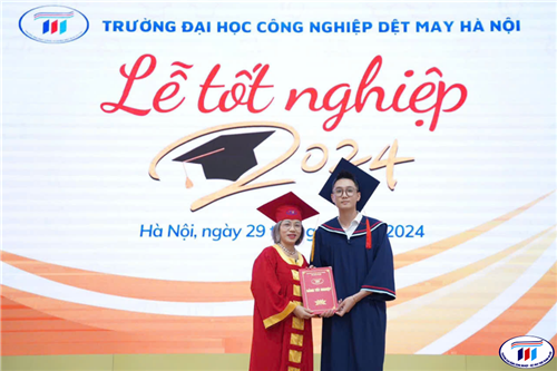 LỄ TỐT NGHIỆP CỦA SINH VIÊN ĐẠI HỌC THIẾT KẾ THỜI TRANG KHÓA 5