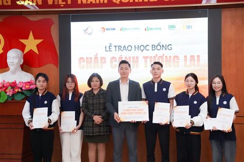 Trao học bổng “Chắp cánh tương lai” cho sinh viên ngành Thương mại điện tử và Marketing tại HITU