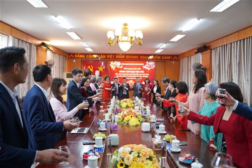 Tập đoàn Dệt May Việt Nam chúc Tết trường Đại học Công nghiệp và Thương mại Hà Nội