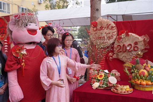 HITU rộn ràng sắc Xuân với Hội thi gói bánh chưng, bày mâm ngũ quả