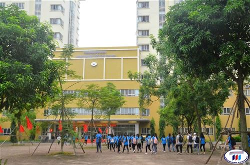 Sinh viên trường Đại học Công nghiệp Dệt May Hà Nội trở lại trường sau Tết nguyên đán