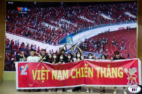 Thầy và trò trường Đại học Công nghiệp Dệt May Hà Nội cổ vũ đội tuyển bóng đá nam U23 Việt Nam