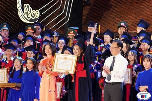Nữ thủ khoa tốt nghiệp trường Đại học Công nghiệp Dệt May Hà Nội năm 2023