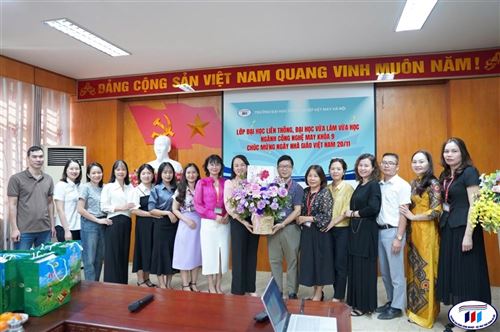 Sinh viên trường Đại học Công nghiệp Dệt May Hà Nội tri ân ngày Nhà giáo Việt Nam 20/11.