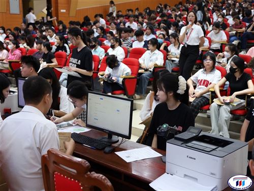 Không khí nhập học tưng bừng của Tân sinh viên trường Đại học Công nghiệp và Thương mại Hà Nội