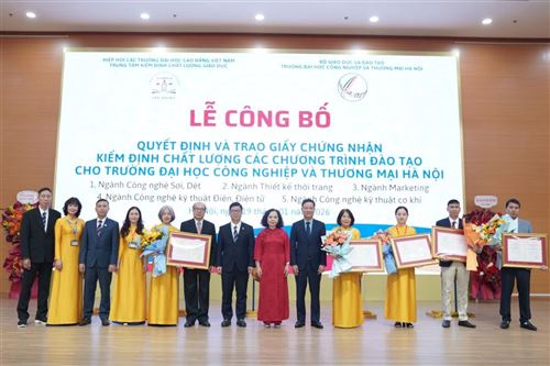 Lễ công bố quyết định và trao Giấy chứng nhận kiểm định chất lượng 05 chương trình đào tạo