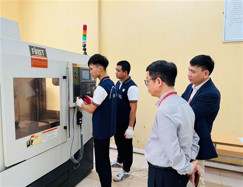 Cuộc thi “Lập trình, Gia công CNC”: Khẳng định định hướng đào tạo ứng dụng của Trường Đại học Công nghiệp và Thương mại Hà Nội