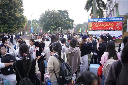 Gần 1300 sinh viên khóa 10 HITU lên đường học Giáo dục quốc phòng-An ninh (Đợt 1)