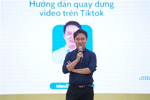 Talkshow “Ecommerce Race - Từ giảng đường đến thương trường”.