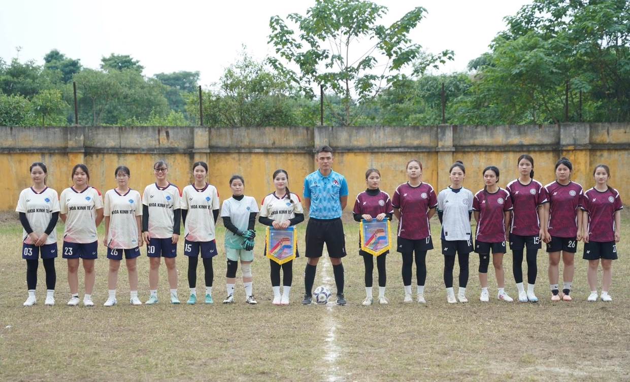 Có thể là hình ảnh về bóng đá, bóng đá và văn bản