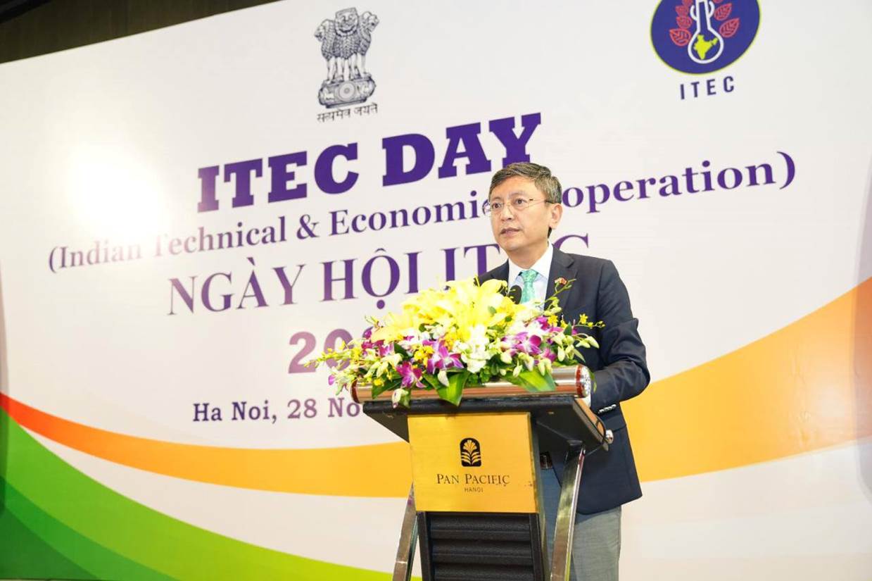 Có thể là hình ảnh về văn bản cho biết ''TEC सश्मेन जयने ИTEC Economin@operation) Economic DAY operation) (Indian rechnical & NGÀY HỘI IT 2 Ha Noi, 28 28No No PANPACIEIÇ PAN PACIFIC HANOL''