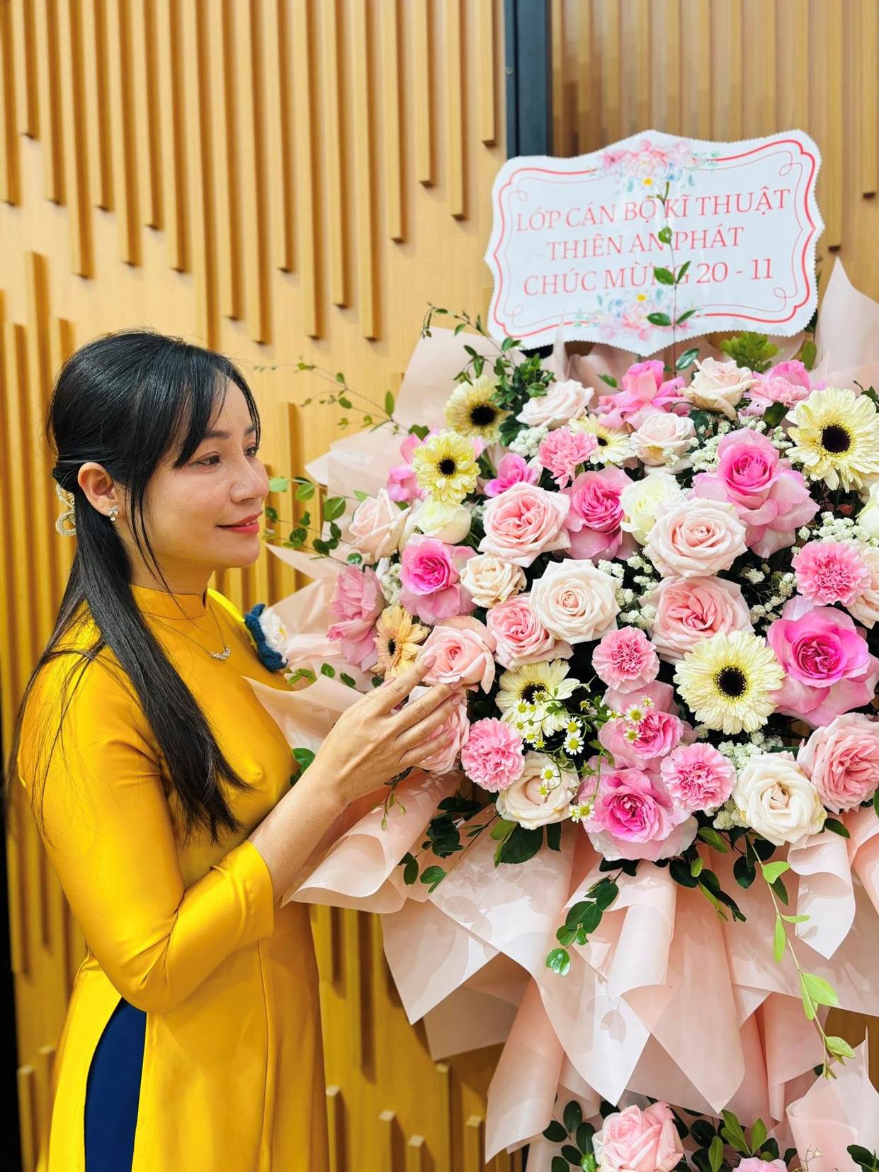 Có thể là hình ảnh về hoa cát tường, hoa ly trắng, hoa baby và văn bản cho biết ''LOPCAN LOPCANBOKITHUAT LỐPCANBOKITH! LOP CAN OTHIENANSPHAT BỘ BÖKITHUẬT THIÊN AЛRPHAT CHUCMUN2 20-11 CHUCMUS/20-11 20 11 CHÚC MỪN''