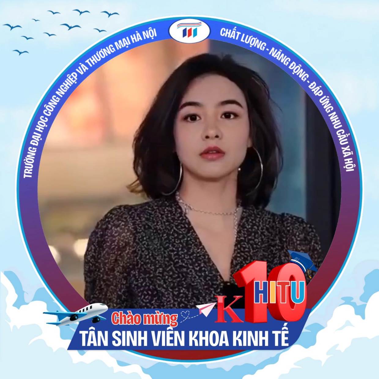 Có thể là hình ảnh về 1 người và văn bản cho biết ''MAI HÀ 1200 HÀNỘI NỘI VA THƯƠNG ΠOΝΕ NCHIỆP NGHIỆP CONG HOC CHẤT LƯỢNG NĂNG NĂNG ĐỒNG. ĐÔNG ĐÁP ÚNG Ma NHU CẦU XÃ HỘI TRƯONG Chào mừng K KHTY HITU TÂN SINH VIÊN KHOA KINH TÂNSINHVIỄNKHOAKINHTÉ TẾ''
