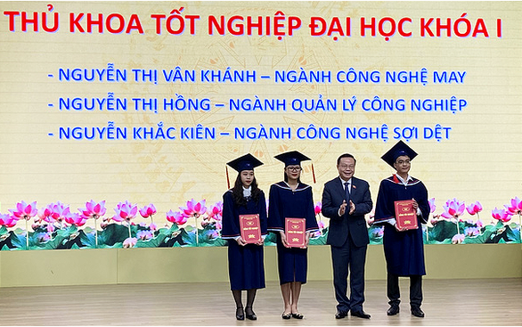 Sinh viên Trường ĐH Công nghiệp dệt may Hà Nội ra trường thu nhập 30 triệu đồng/tháng - Ảnh 1.