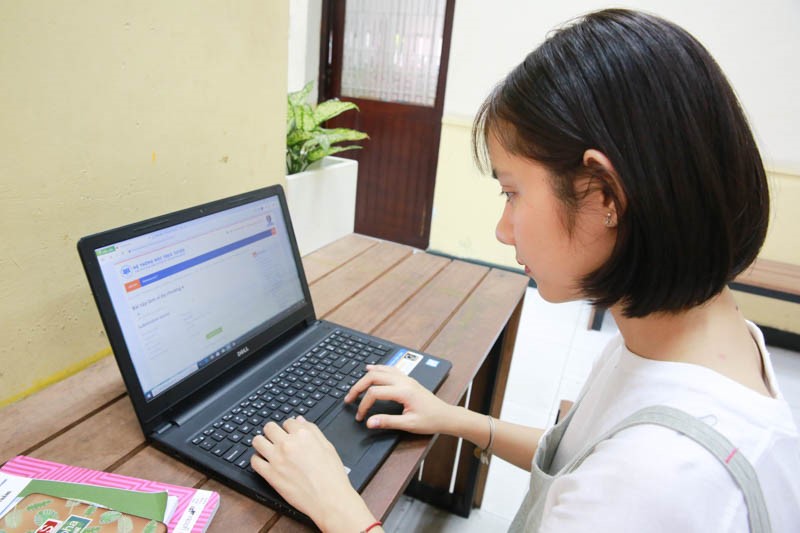 Một sinh viên đang học trực tuyến