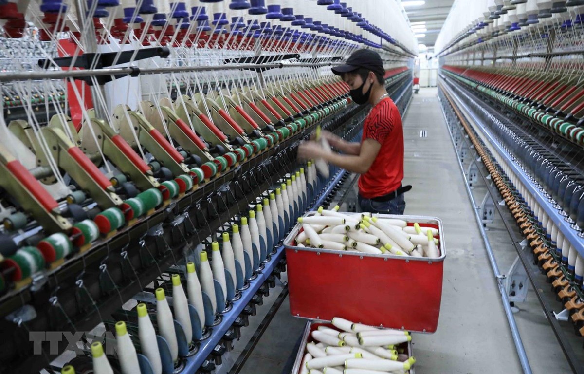 Dây chuyền sản xuất sợi tại nhà máy của Công ty Cổ phần Vinatex Hồng Lĩnh. (Ảnh: Vũ Sinh/TTXVN)