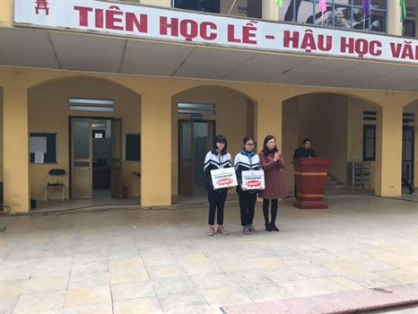 Trường Đại học Công nghiệp Dệt may Hà Nội trao học bổng cho học sinh tiêu biểu của trường THPT Dương Xá