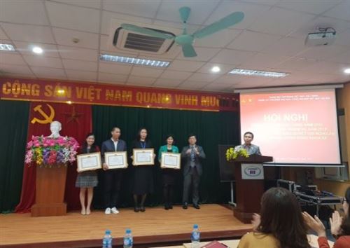 Đảng bộ tập đoàn Dệt may Việt Nam tặng bằng khen cho giảng viên Nguyễn Thị Ngân Hà