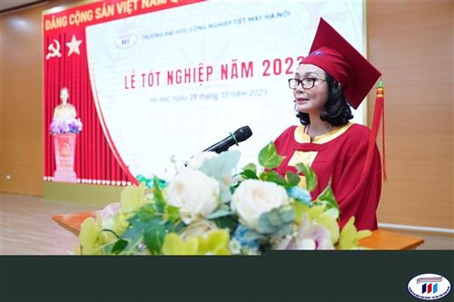 Tân cử nhân khoa Cơ Điện tại lễ trao bằng tốt nghiệp năm 2023
