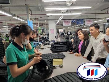 THAM QUAN THỰC TẾ TẠI DOANH NGHIỆP “MỘT NỘI DUNG QUAN TRỌNG TRONG CÔNG TÁC GIẢNG DẠY VÀ NGHIÊN CỨU CỦA KHOA CÔNG NGHỆ DỆT MAY”