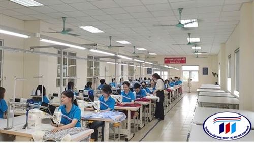SINH VIÊN NGÀNH CÔNG NGHỆ MAY BẮT NHỊP CÙNG CHUYỂN ĐỔI SỐ