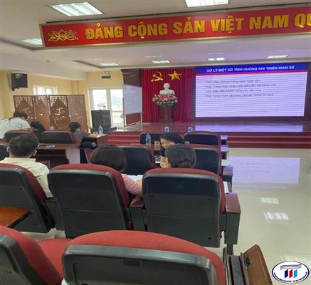 GIẢNG VIÊN KHOA KINH TẾ GIẢNG DẠY LỚP “NÂNG CAO NĂNG SUẤT LAO ĐỘNG” TẠI TỔNG CÔNG TY MAY HƯNG YÊN