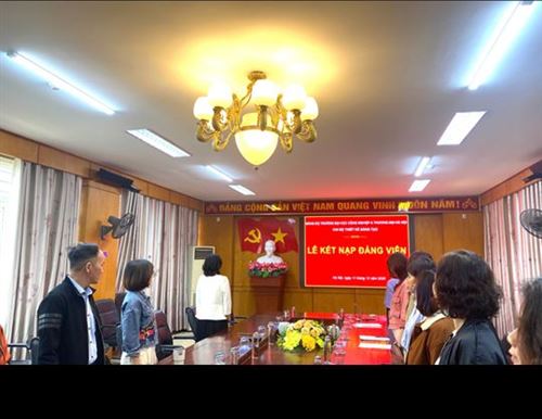 LỄ KẾT NẠP ĐẢNG VIÊN CỦA CHI BỘ THIẾT KẾ SÁNG TẠO