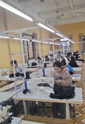 SINH VIÊN ĐHM-K9 THI KẾT THÚC HỌC PHẦN CÔNG NGHỆ MAY QUẦN ÂU