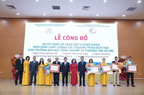 NGÀNH CÔNG NGHỆ SỢI, DỆT ĐÓN NHẬN GIẤY CHỨNG NHẬN ĐẠT TIÊU CHUẨN CHẤT LƯỢNG GIÁO DỤC