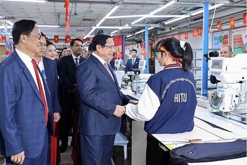 Sinh viên trường Đại học Công nghiệp và Thương mại Hà Nội vinh dự được bắt tay Thủ tướng Chính phủ 